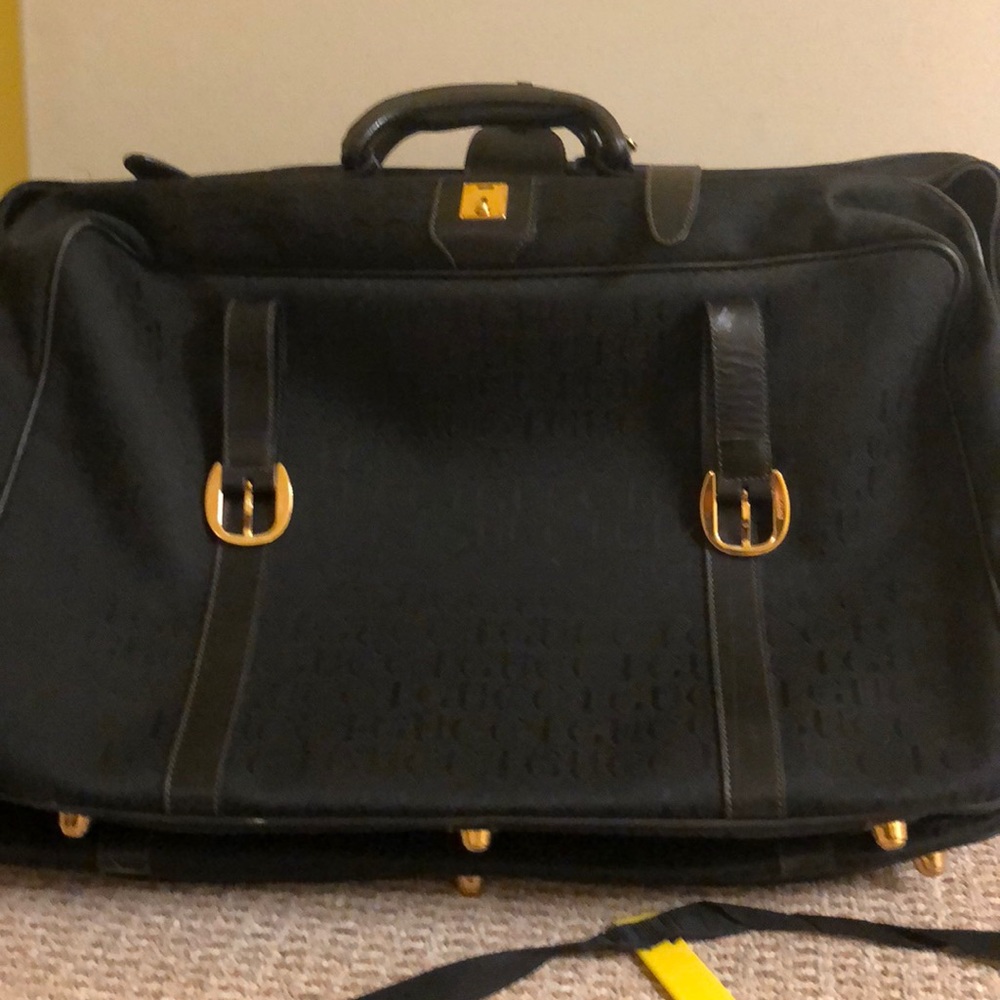very nice Gucci suitcase 3 bags for a cheap price